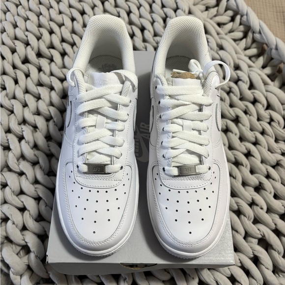 White Nike AF1’07 Sneakers BNIB - Picture 2 of 4